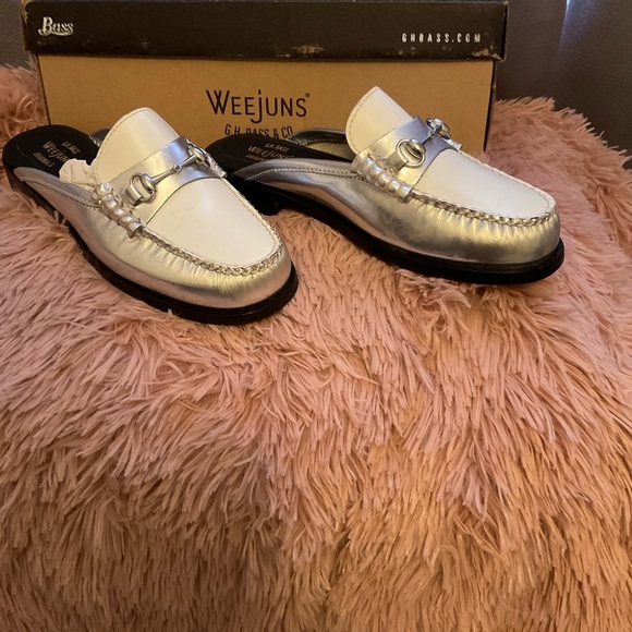 G.H. Bass & Co. Weejuns Silver woman’s Loafers Size 6.5 - Picture 4 of 7